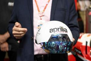 Aprilia представила шлем дополнительной реальности для механиков в MotoGP