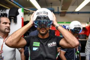 Aprilia представила шлем дополнительной реальности для механиков в MotoGP
