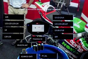 Aprilia представила шлем дополнительной реальности для механиков в MotoGP