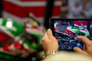 Aprilia представила шлем дополнительной реальности для механиков в MotoGP