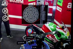 Aprilia представила шлем дополнительной реальности для механиков в MotoGP