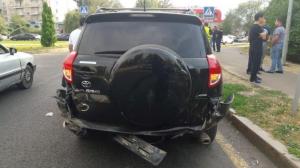 Mercedes спровоцировал массовое ДТП в Алматы: 5 авто пострадало