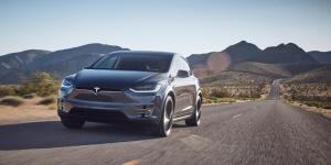 Электрокарам Tesla увеличили запас хода из-за урагана «Ирма»
