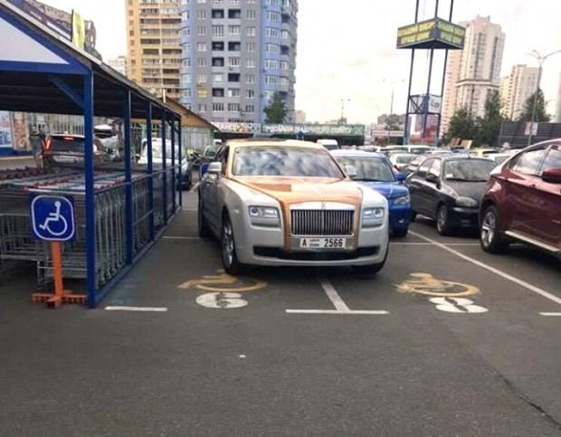 Мастер парковки на Rolls-Royce