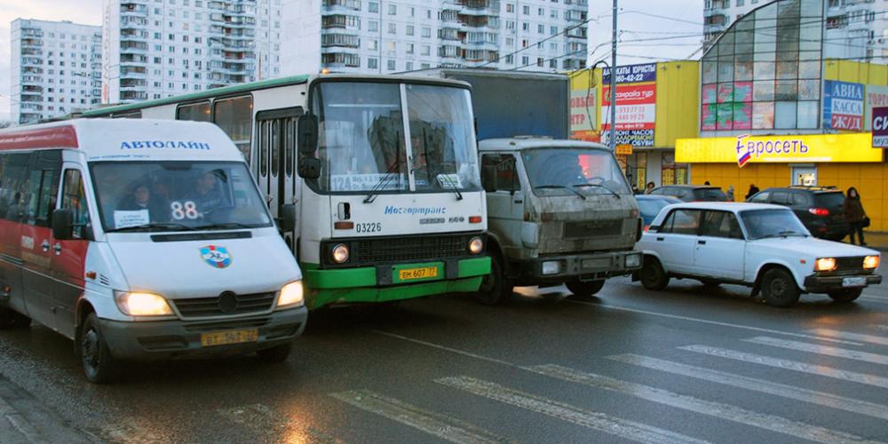 Водителей попросили пересесть на общественный транспорт в Москве

