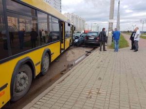 В Минске водитель Peugeot уснул за рулем и врезался в рейсовый автобус