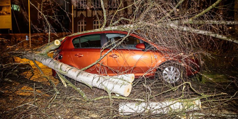 Водителям рекомендовали аккуратнее выбирать места парковки в Москве

