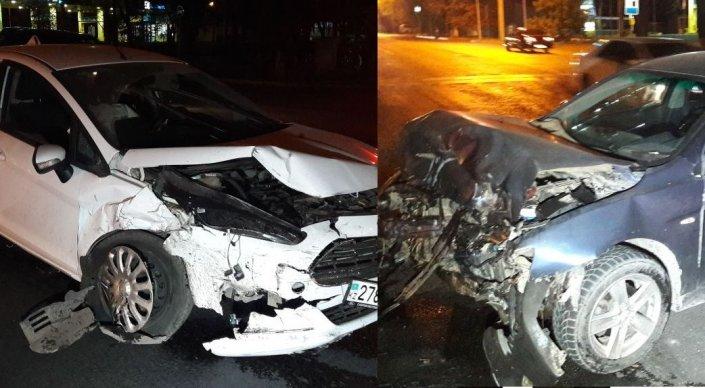 Две легковушки "уничтожили" друг друга в Алматы