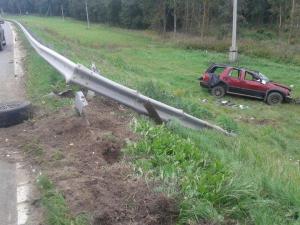 В Минском районе Chevrolet врезался в ограждение и опрокинулся в кювет: водитель погиб

