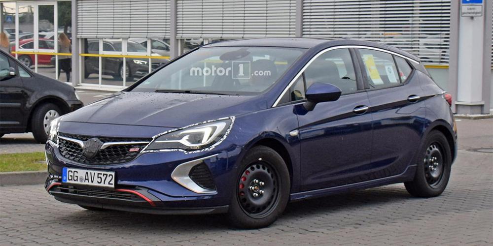 Мощнейшую версию Opel Astra сфотографировали с минимумом камуфляжа
