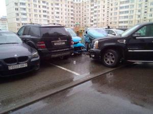 В столичном дворе Cadillac с российскими номерами протаранил семь автомобилей