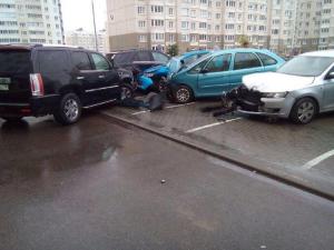 В столичном дворе Cadillac с российскими номерами протаранил семь автомобилей