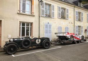 Британец отбуксировал классический гоночный Porsche на раритетном Bentley