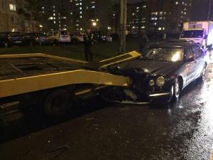 В Минске Mercedes врезался в эвакуатор: пассажир застрял в лобовом стекле, остальные — убежали