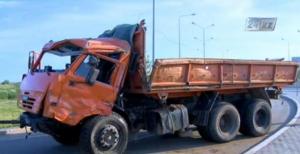 В Атырауской области пьяный водитель КАМАЗа снес заграждение дома 