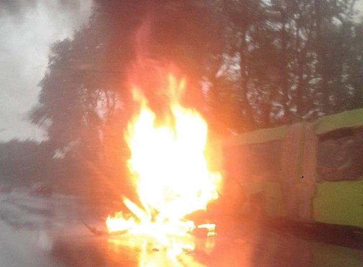На МКАД в результате ДТП загорелся автомобиль, движение серьезно затруднено