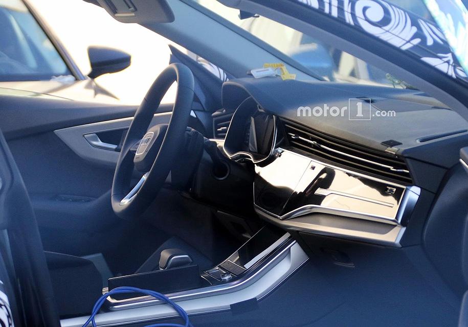 Появилась фотография интерьера нового вседорожника Audi