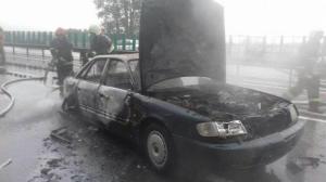 На МКАД в результате ДТП загорелся автомобиль, движение серьезно затруднено