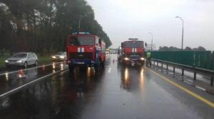 На МКАД в результате ДТП загорелся автомобиль, движение серьезно затруднено