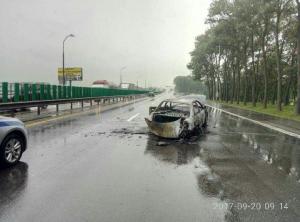 На МКАД в результате ДТП загорелся автомобиль, движение серьезно затруднено