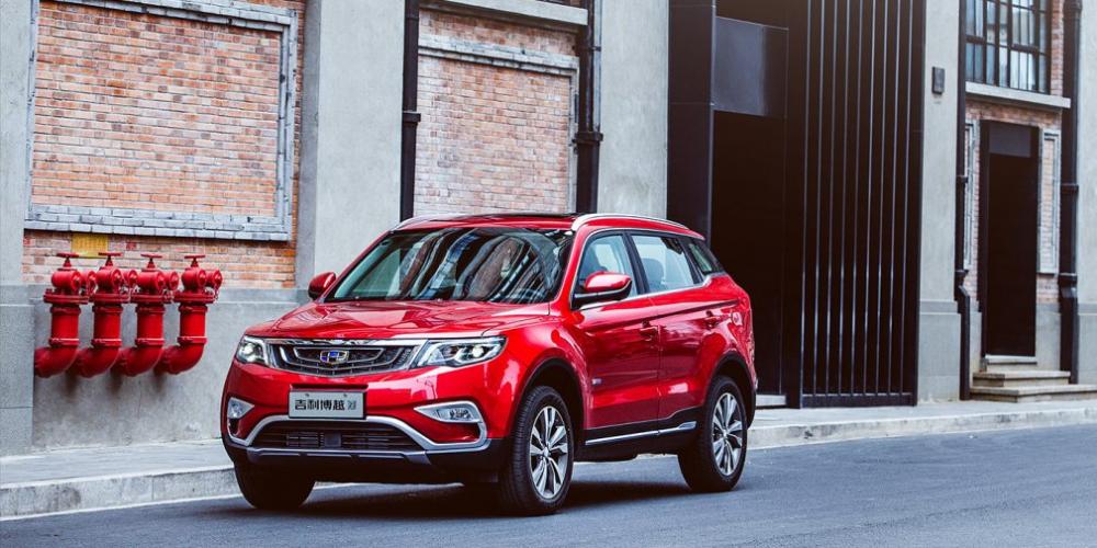 Geely назвала сроки старта продаж флагманского кроссовера в России