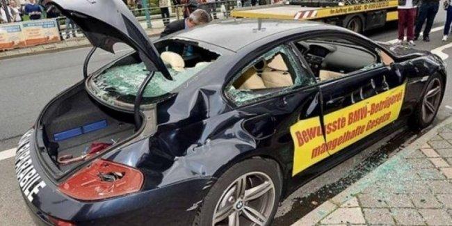Ярый ненавистник BMW продолжает уничтожать автомобили баварской марки