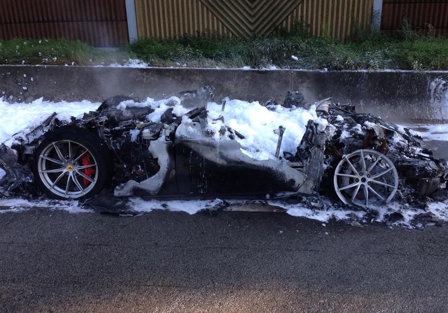 Один из 799 суперкаров Ferrari F12tdf сгорел на немецком автобане
