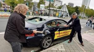 Ярый ненавистник BMW продолжает уничтожать автомобили баварской марки