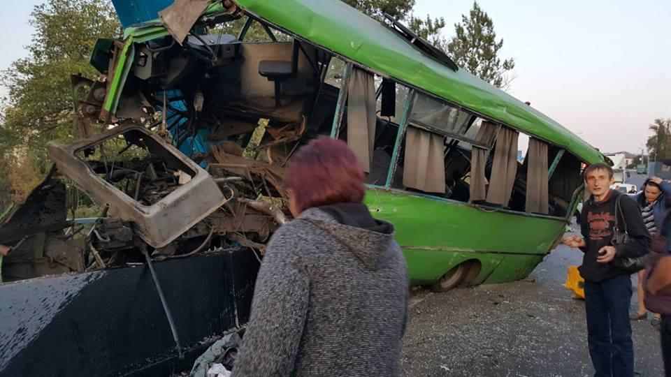 Под Харьковом в ДТП с автобусом и грузовиком пострадали 23 человека