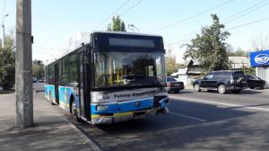 В Алматы автобус столкнулся с иномаркой