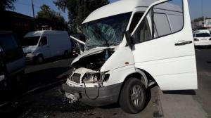 Водителя «Делики» зажало в результате ДТП в Алматы