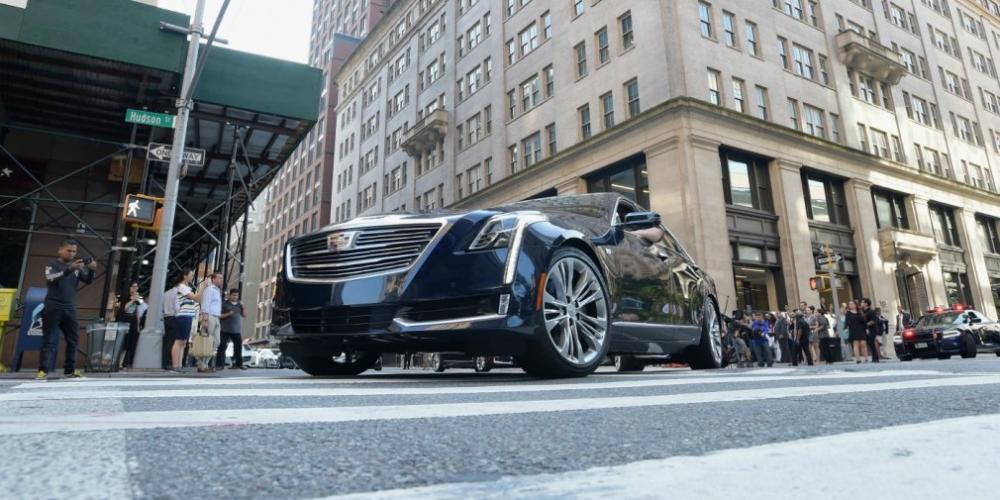 Cadillac отправит в путешествие по США 12 седанов на автопилоте

