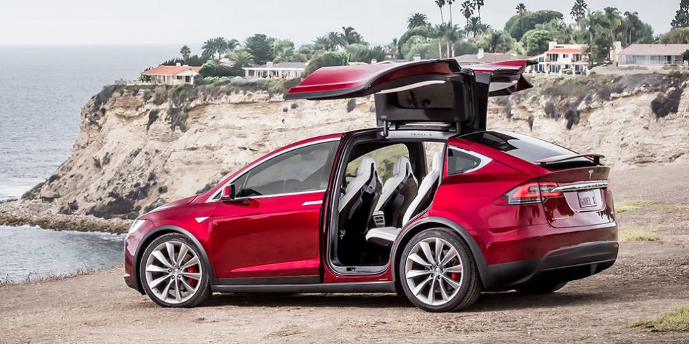 Грузовик оторвал кроссоверу Tesla дверь, открывшуюся автоматически