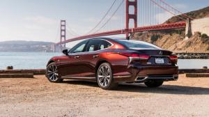 Дешевле конкурентов: названы официальные цены нового Lexus LS