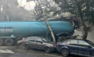 В Мексике автоцистерна на полном ходу протаранила 18 автомобилей: погибли четыре человека