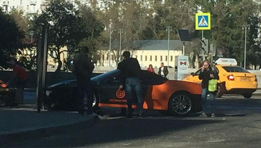 В Москве в ДТП разбили единственный каршеринговый Ferrari