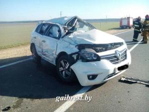 На М10 Renault несколько раз опрокинулся после столкновения с колесом трактора: водитель погиб
