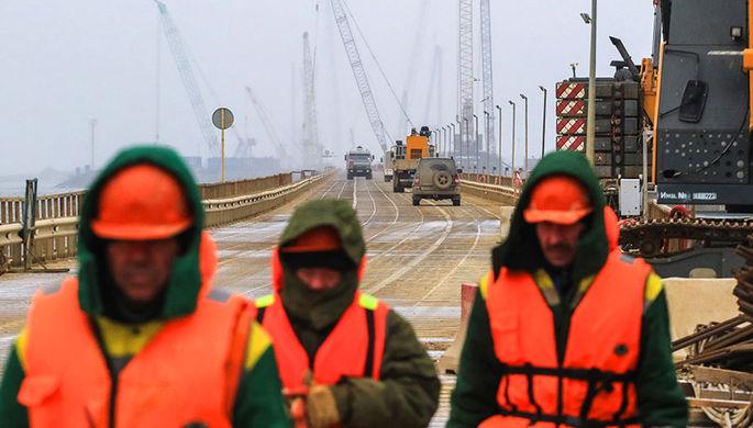 На Крымском мосту уложили пилотный участок верхнего слоя асфальта