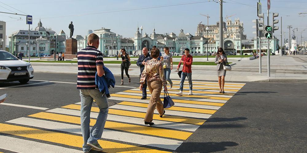 На пешеходных переходах в Москве установят прожекторы

