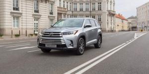 Toyota снизила цены на кроссовер Highlander
