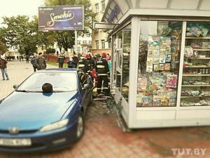 В Минске Peugeоt вылетел на остановку, врезался в киоск "Белсоюзпечати" и сбил пешехода