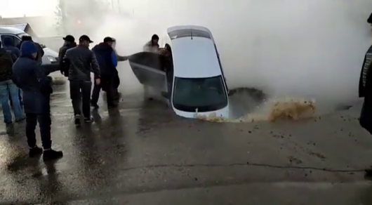 Два автомобиля провалились под асфальт в Петропавловске