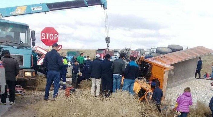 Поезд снес грузовик в Шымкенте