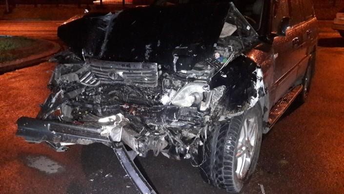 Lexus протаранил китайский грузовик в Алматы