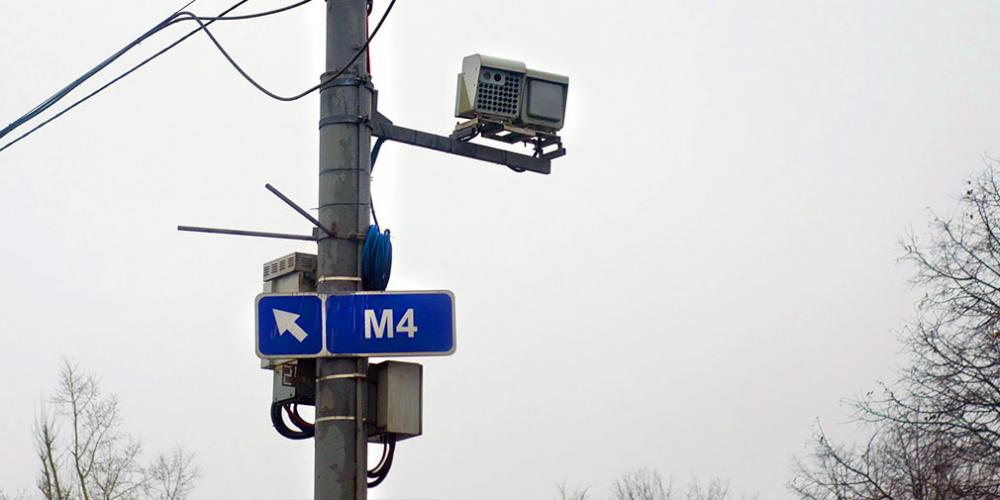 В Тольятти мужчина с топором напал на разделительную полосу дороги