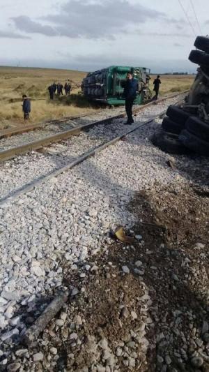 Поезд снес грузовик в Шымкенте