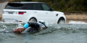 Гибридный Range Rover Sport посоревновался в скорости с двумя пловцами