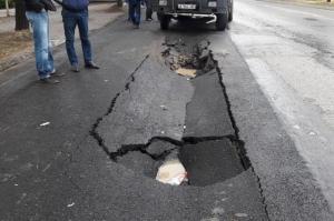 Виновные в провале асфальта на улице Аскарова в Алматы будут оштрафованы