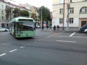 В Минске пьяный мужчина пошел на красный и попал под колеса троллейбуса: пешеход в реанимации
