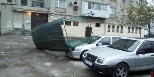 Ураган в Украине. Разбитые авто и перекрытые дороги